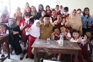 Bupati Kuningan berfoto bersama murid SDN 17 Kuningan.